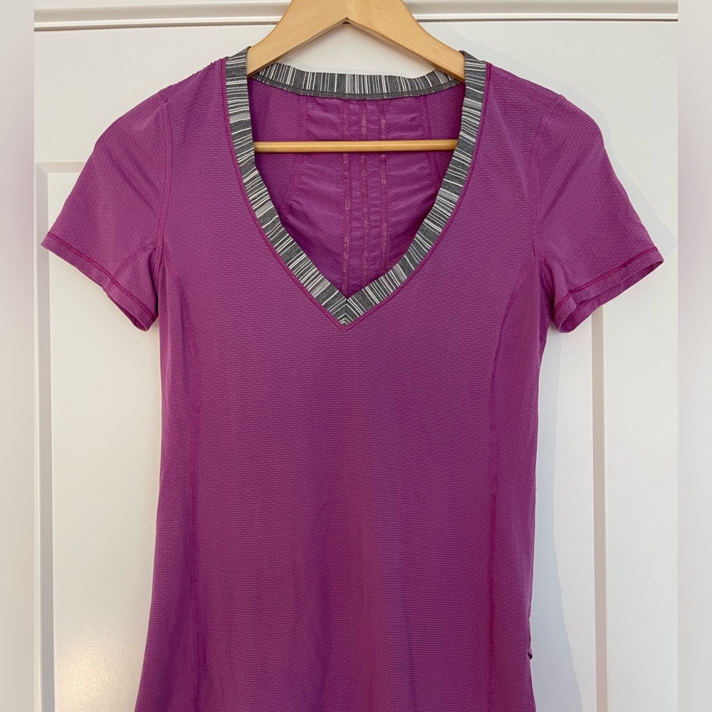 LULULEMON Run Energy V-neck short sleeve Violacious color size 4